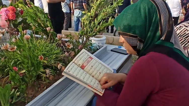 Deprem mezarlığında buruk arefe