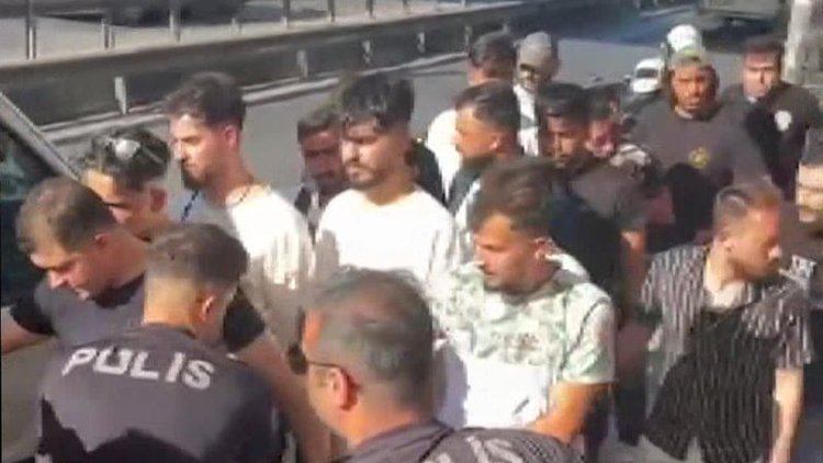 Metrobüs durağında 25 kaçak göçmen yakalandı