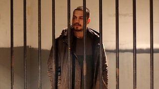 “İçerde”nin 18. bölümünde; Kebapçı Celal'in, Coşkun ve Yaşar'ı yakaladığı sırada olay yerine Yusuf Müdür ve ekibi gelir