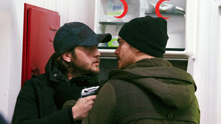 “İçerde”nin 21. bölümünde; Sarp, gizli soruşturmacı Gökhan'ı vurmaktan tutuklanır