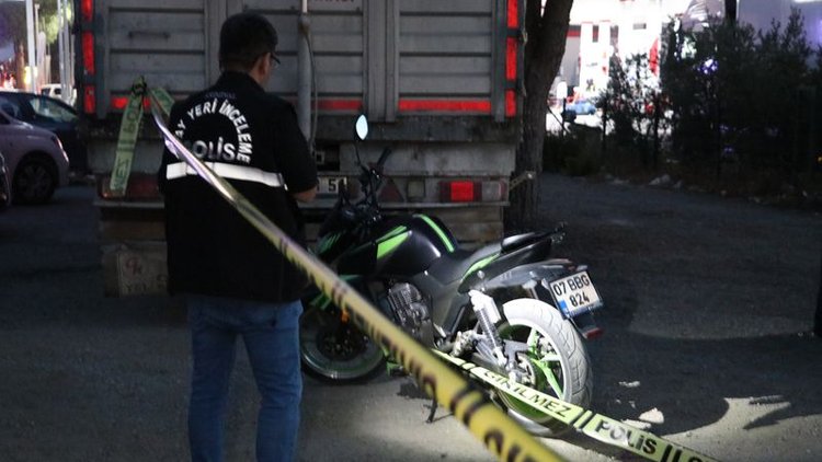 Boğazını kesip polisin gelmesini bekledi!