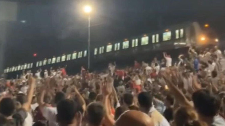 Marmaray milli maçı izlemek için durdu, o anlar kameraya yansıdı