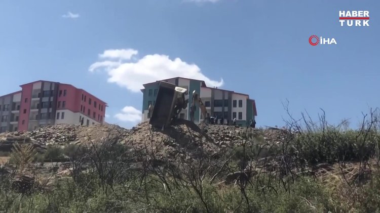 Hafriyat kamyonu havada asılı kaldı