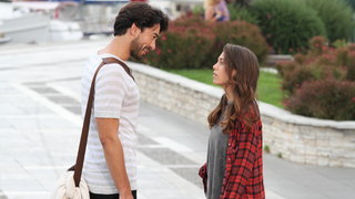 Eylül babası ve üvey annesi yüzünden sorunlu bir çocukluk geçirmiş ve lise çağında babası tarafından terk edilmiştir.