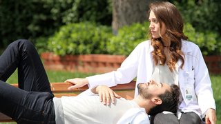 Eylül, Ali Asaf ile parkta yaşadığı romantik anın şokunu bir süre üzerinden atamaz