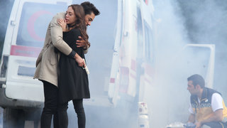 Ziyanur’un ölümü Ali Asaf’ı oldukça sarsmıştır. Bildiği tüm gerçekleri Eylül’e açıklamak için her şeyin başladığı yere doğru birlikte bir yolculuğa çıkarlar. ...