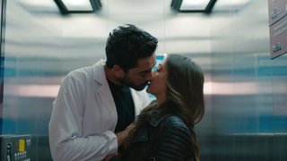 Eylül kendisine devredilen hastane hisseleriyle artık tüm gerçeği öğrenmiştir. Babaannesinin ölümünün örtbas edilmesindeki suçlulardan biri Ziyanur’dur. ...