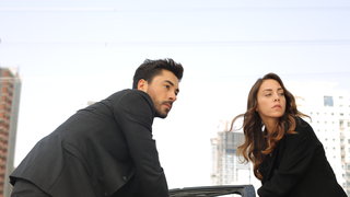 Eylül Sinan’dan duyduklarıyla büyük bir şok geçirir. İlk günden beri yaşadığı her şeyin gerçekliğini sorguluyor.