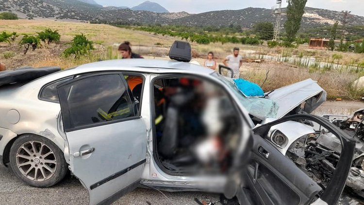 Burdur'da otomobiller kafa kafaya çarpıştı! 2 ölü, 8 yaralı
