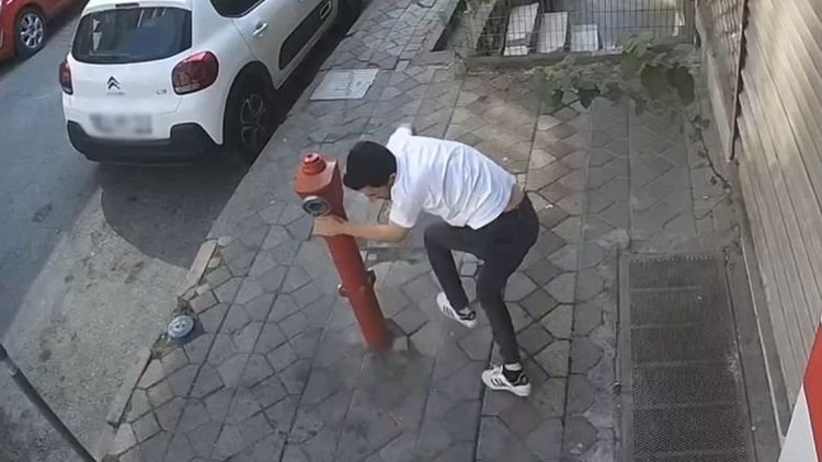 Kaldırımda yürüyen kişinin silahla vurulduğu anlar kamerada
