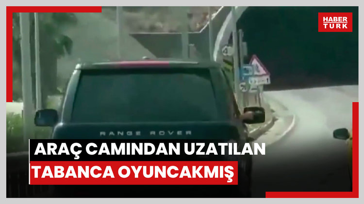 Araç camından uzatılan tabanca oyuncakmış