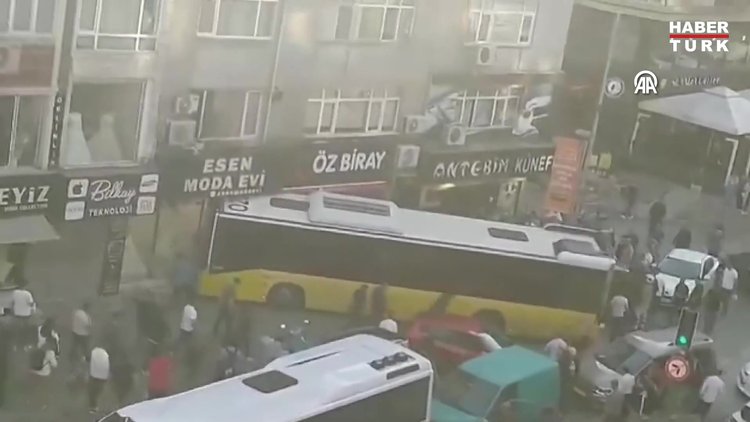 Bayrampaşa'da İETT otobüsü gelinlik mağazasına girdi