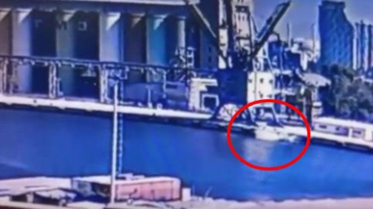 İzmir'de denize düşen otomobilin sürücüsü öldü; kaza anı kamerada