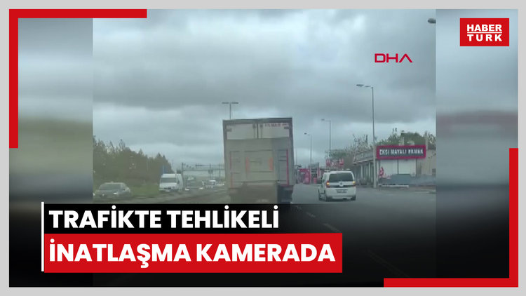 Trafikte tehlikeli inatlaşma kamerada