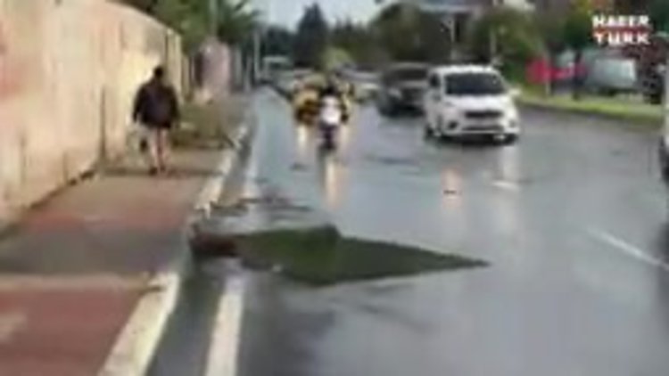 Avcılar'da fırtına nedeniyle binanın çatısı uçtu