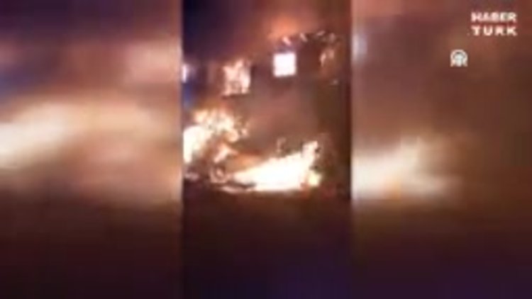 Uşak'ta iki katlı evde çıkan yangında hasar oluştu