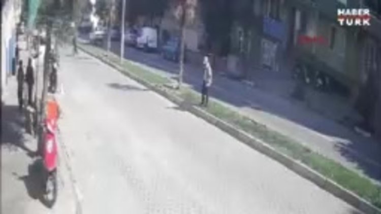 Bursa'da motosikletin çarptığı yaya öldü; kaza kamerada