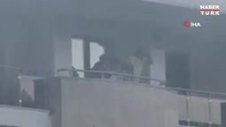 Antalya'da otelde yangın paniği: Turistler camda kurtarılmayı bekledi