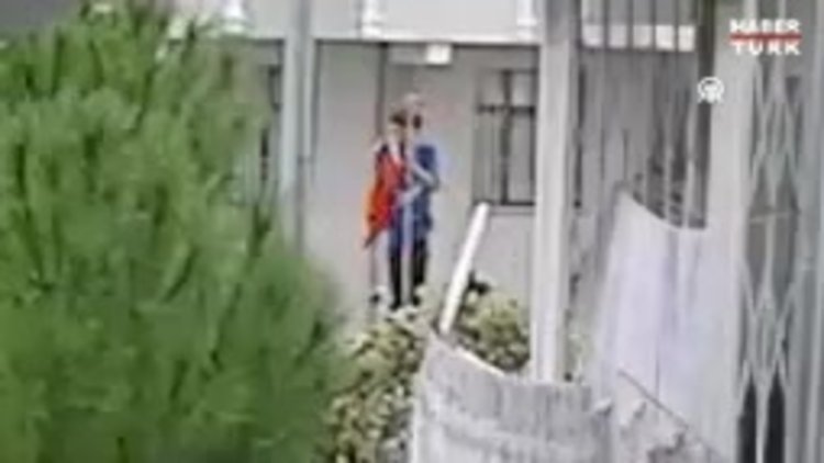 Kayseri'de yıpranan Türk bayrağını öpüp alnına koyan çocuğa bayrak hediye edildi