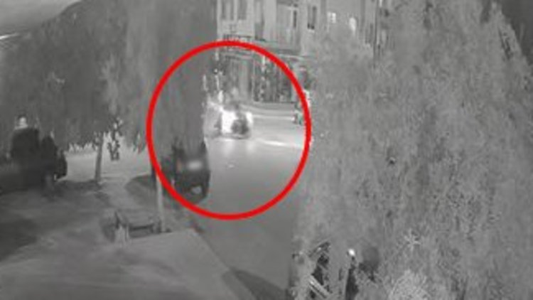 İzmir'de 2 motosikletin kafa kafaya çarpıştığı kaza kamerada: 1 ölü, 1 yaralı