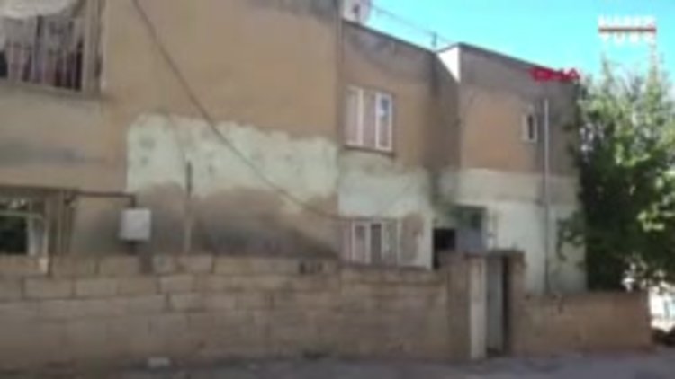 Evinde depremle oluşan çatlakları bez parçaları ile kapattı