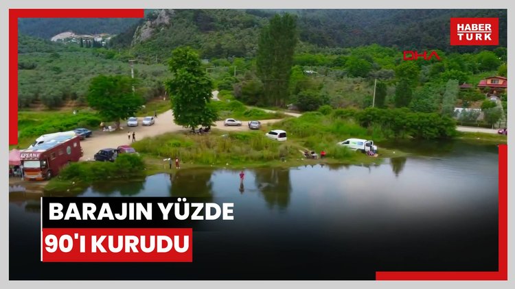 Barajın yüzde 90'ı kurudu; tarım arazilerinin su kaynağında koyun otlatılıp, otomobille geziliyor