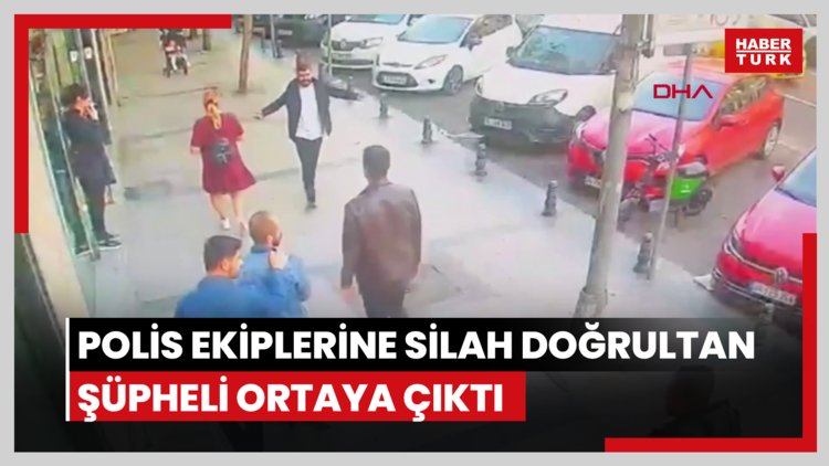 Beyoğlu'nda arkadaşını gözaltına alan polis ekiplerine silah doğrultan şüphelinin görüntüleri ortaya çıktı