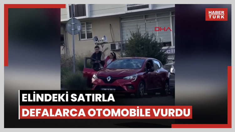 Elindeki satırla defalarca otomobile vurdu