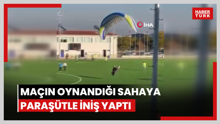 Maçın oynandığı sahaya paraşütle iniş yaptı