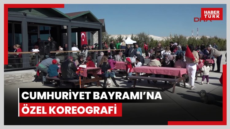 Cumhuriyet Bayramı'na özel koreografi; insanlar hilal, akrobasi uçağı yıldız oldu