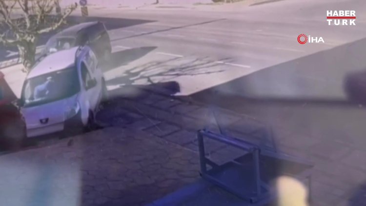Önce seyir halindeki araca, sonra park halindeki araca çarptı...Kaza anı kamerada