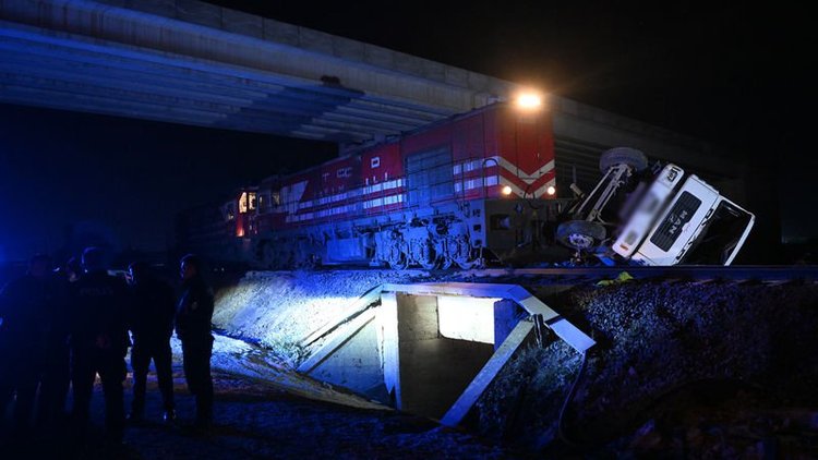 Edirne'de yolcu treni, beton pompası aracına çarptı