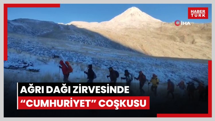 Ağrı Dağı zirvesinde "Cumhuriyet" coşkusu