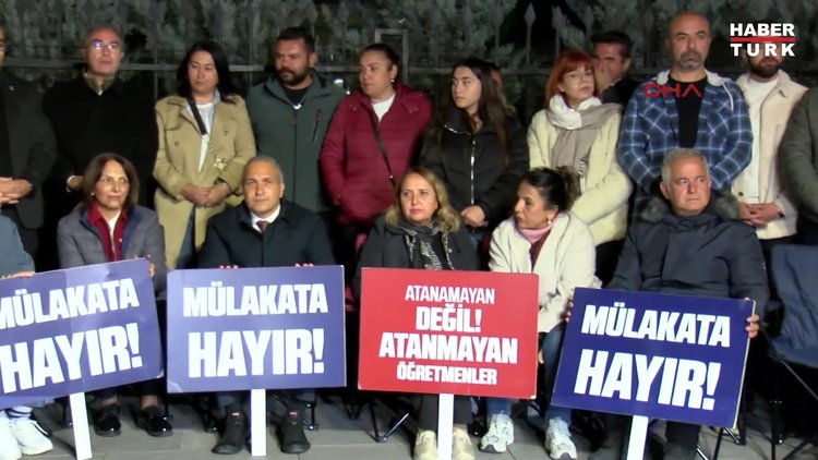 CHP'lilerden MEB önünde oturma eylemi