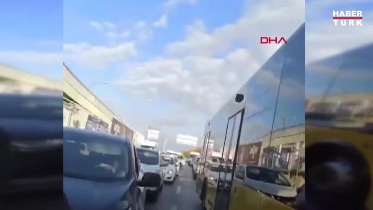 Bakırköy'de TIR üst geçite çarptı