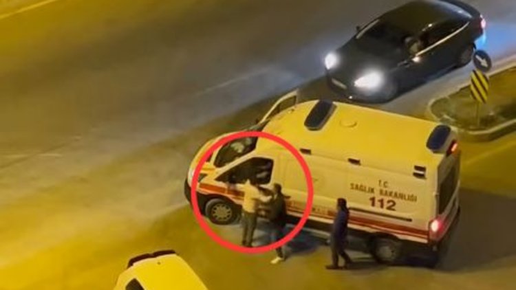 Adana'da ambulansa yumruklu saldırı kamerada