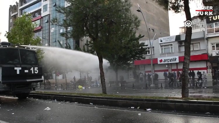 Görevlendirme yapılan Batman Belediyesi önünde polise mukavemette bulunan 75 kişi gözaltına alındı