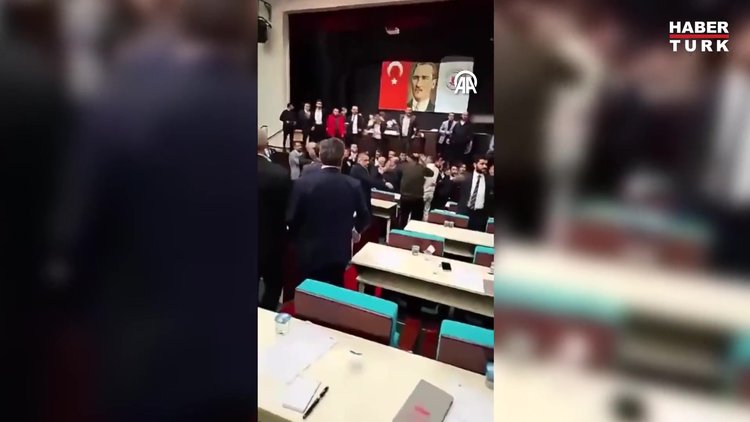 Kağıthane Belediye Meclisinde çıkan arbedede 2 meclis üyesi yaralandı