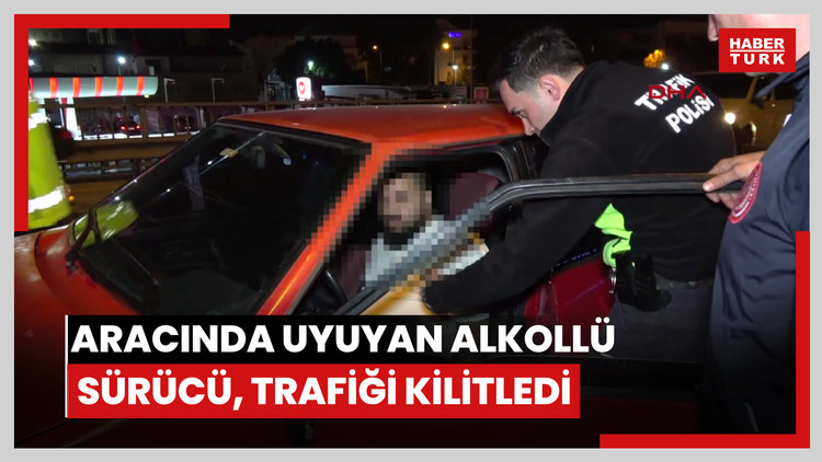 Orta şeride park ettiği aracında uyuyan alkollü sürücü, trafiği kilitledi