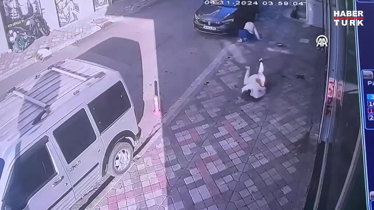 Bağcılar'da bir kadın evine giren hırsızı üzerine atlayıp yakaladı