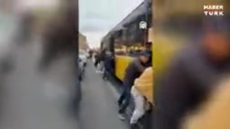Üsküdar'da arızalanan İETT otobüsünü yolcular itti