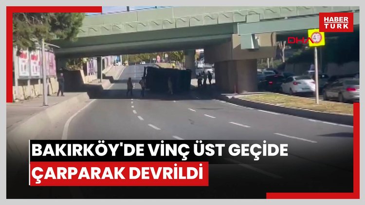 Bakırköy'de vinç üst geçide çarparak devrildi