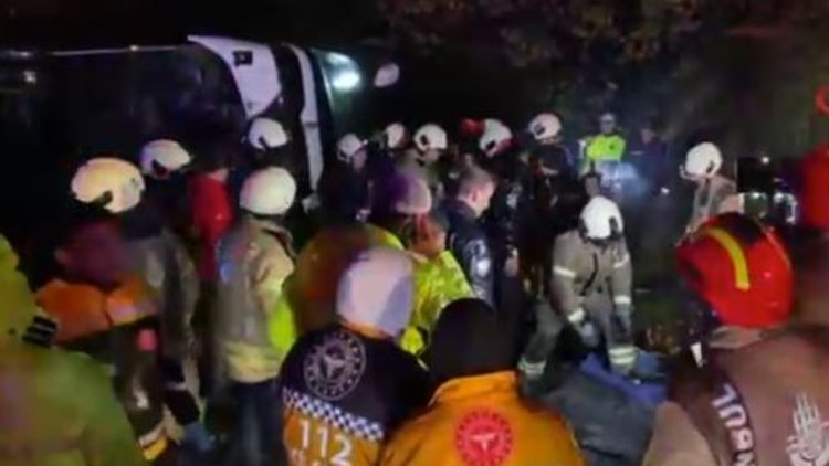 Bayrampaşa'da yolcu otobüsü devrildi!