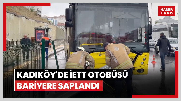 Kadıköy'de İETT otobüsü bariyere saplandı