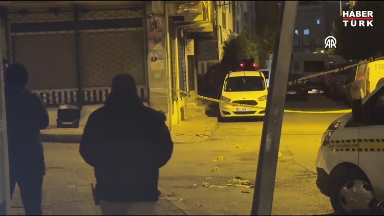 Bağcılar'da polis aracına EYP ve molotofkokteyli atıldı