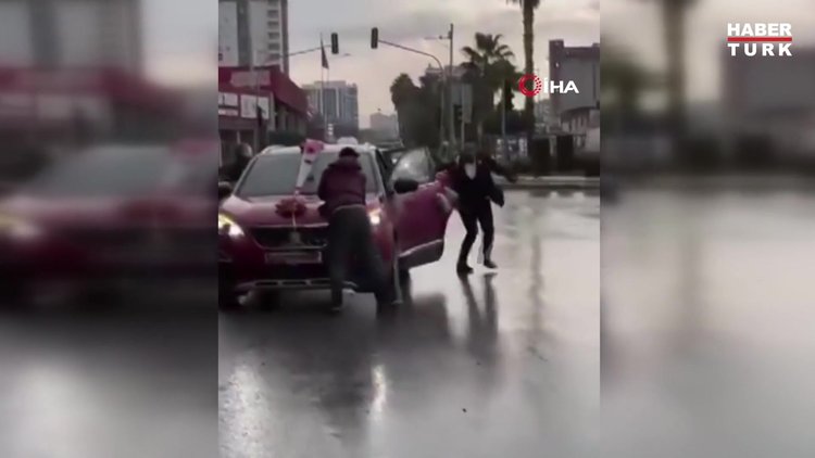 Düğün arabasına para için atladı, damattan dayağı yedi: O anlar kamerada