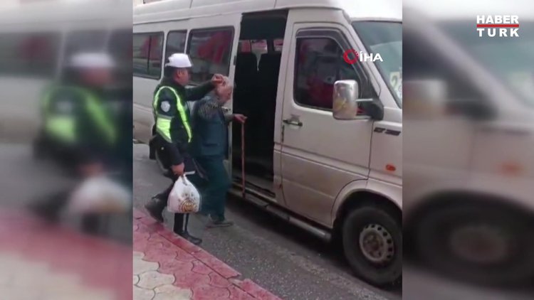 Yağmurda ıslanan görme engelli vatandaşı minibüse bindiren polis gönülleri fethetti