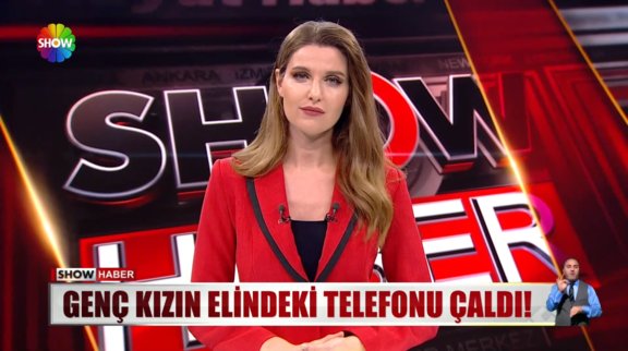 Genç kızın elindeki telefonu çaldı!