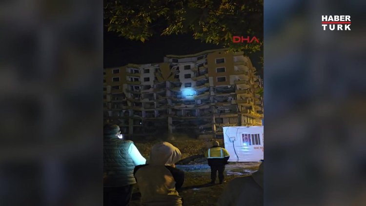 Gaziantep'te 6 katlı bina yıkım sırasında çöktü; o anlar kamerada