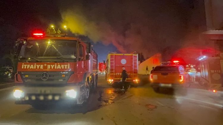 Mersin'de tekstil fabrikasında yangın: 4 işçi dumandan etkilendi
